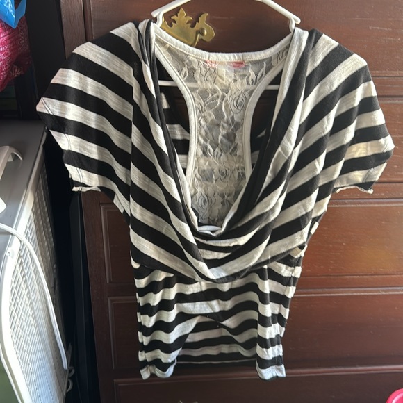 The size is medium - Picture 2 of 3